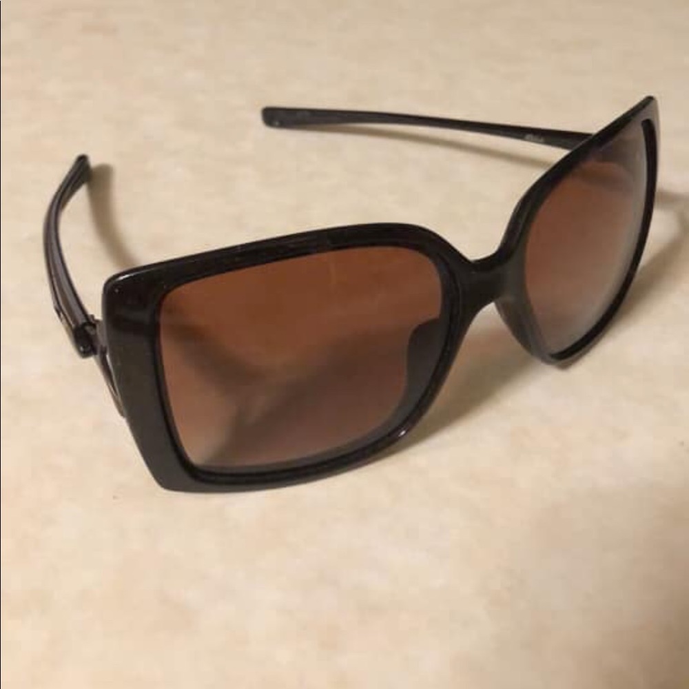 Brown women’s Oakley sunglasses